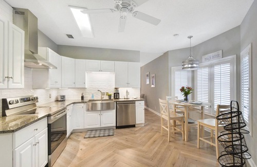 Saint Simons Heights House | Pet Friendly EV Charger Fenced Yard Walk to Dining St. Simons Island