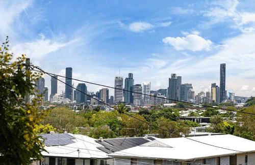 Balmoral House | Pet Friendly Family Home In Brisbane - Relocations and Family Stays - Fast Internet - Parking - Netflix