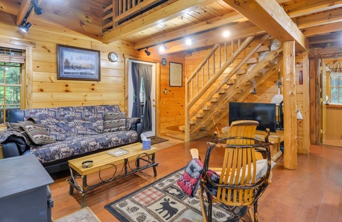 Glenfield Cabin | Pet-Friendly Glenfield Vacation Rental on River!