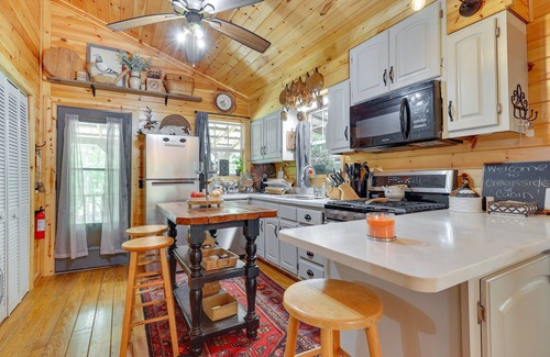 Haleyville Cabin | Pet-Friendly Haleyville Cabin Rental w/Kayaks!