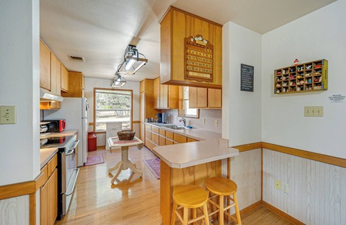 Harper House | Pet-Friendly Hill Country Retreat w/Deck!