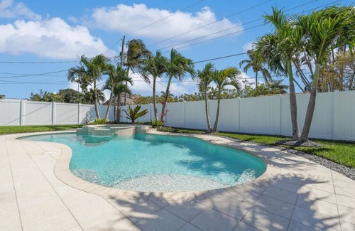 Deerfield Beach House | Pet friendly house with a heated pool and hot tub!