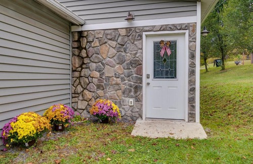 Town of Richmond House | Pet-Friendly Honeoye Cottage Rental Walk to Lake!