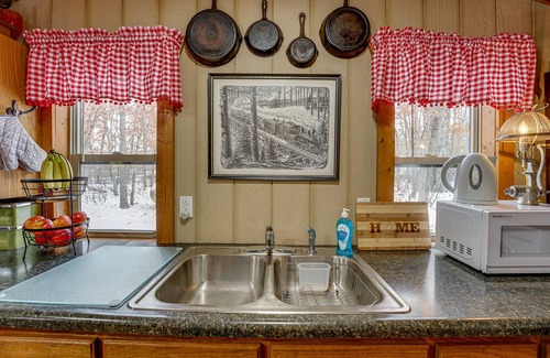 Irons Cottage | Pet-Friendly Irons Cottage w/Fire Pit & Fireplace