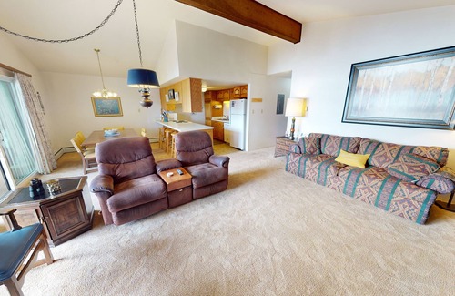 Dillon Condo | Pet Friendly! Lakefront, Top Floor, Deck. Walk to Park, Concerts, Marina