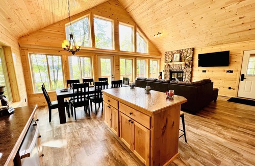 Stone Lake Cabin | Pet-Friendly Lakeside Cottage w/Kayaks and Canoe!