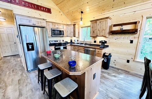 Stone Lake Cabin | Pet-Friendly Lakeside Cottage w/Kayaks and Canoe!
