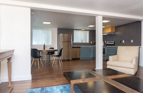 St. Johns Apartment | Pet Friendly Luxury King Suite in fun location