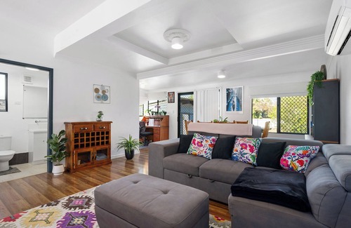 South Boulder House | Pet Friendly ~Netflix ~10min Airport ~ BBQ+Dining