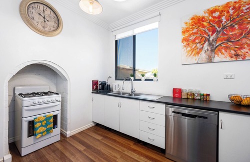 South Boulder House | Pet Friendly ~Netflix ~10min Airport ~ BBQ+Dining