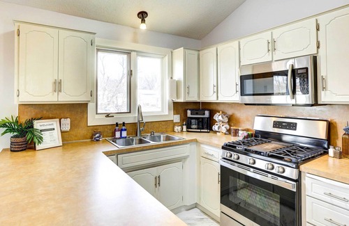 Omaha House | Pet-Friendly Omaha Vacation Rental w/Deck!