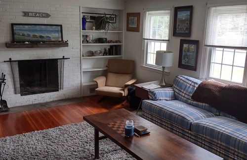 Clinton House | Pet Friendly One Bedroom House Clinton CT Minutes to Water Train and Downtown