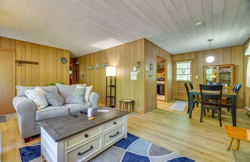 Pocono Lake Cabin | Pet-Friendly Pocono Lake Cabin w/Community Pool!