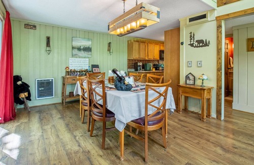 McGaheysville House | Pet friendly, Rec passes, can walk to nearby fun!