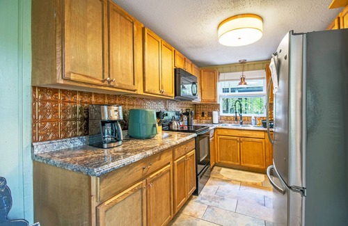 McGaheysville House | Pet friendly, Rec passes, can walk to nearby fun!