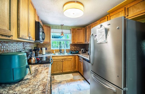 McGaheysville House | Pet friendly, Rec passes, can walk to nearby fun!