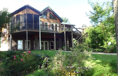 Townville House | Pet Friendly, Rustic LakeFront Home, 4 kayaks, Pontoon rental, free WiFi, Floats