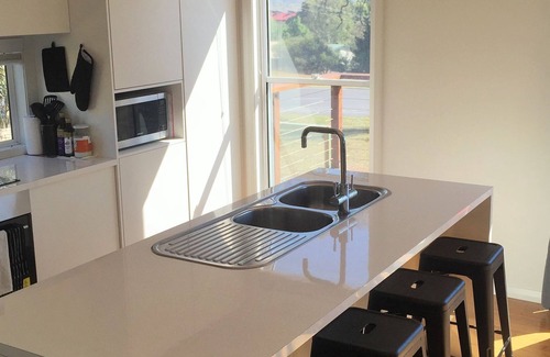 Jindabyne House | Pet Friendly, snow & lake views & walk to lakefront