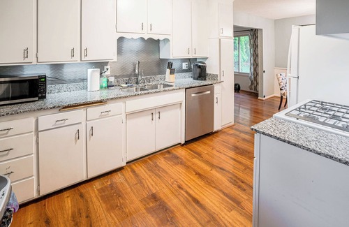 Highland House | Pet-Friendly St Paul Home: Fireplace & Office Area