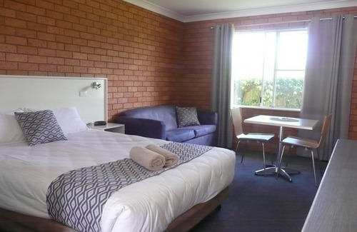 Woolgoolga Hotel | PET Friendly Standard Queen Bed room with Mineral Pool