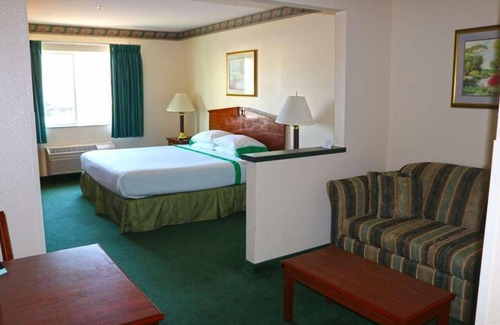 Kelso House | Pet-Friendly Stay at GuestHouse Kelso Longview! Free Parking!
