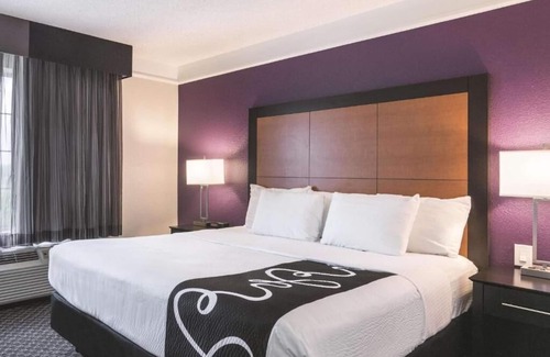 Airport North Hotel | Pet-Friendly Stay – Comfortable Room Near the Airport | Pool | Free Shuttle