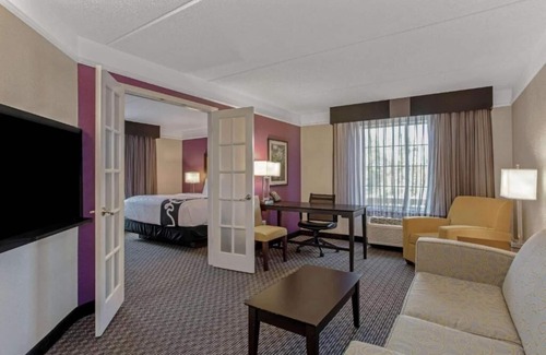 Airport North Hotel | Pet-Friendly Stay – Comfortable Room Near the Airport | Pool | Free Shuttle