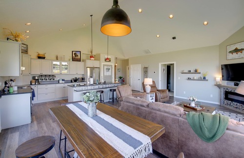 Stevensville House | Pet-Friendly Stevensville Home w/Mountain Views!