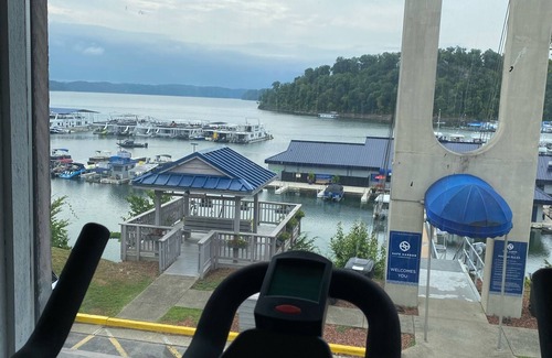 Jamestown House | Pet friendly suite that overlooks Lake Cumberland's Safe Harbor Jamestown #107