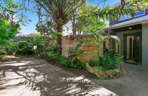 Sunshine Beach Apartment | Pet Friendly Tropical Escape in Sunshine Beach