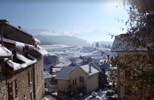 Villard-de-Lans Villa | Pet-Friendly Villa Le koala with Mountain View & Garden