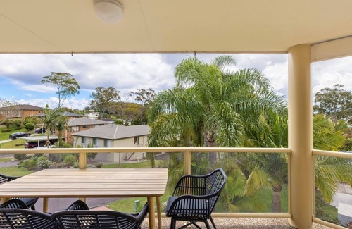 Corlette House | pet friendly - Views- Meters to the Beach & Anchorage Port Stephens