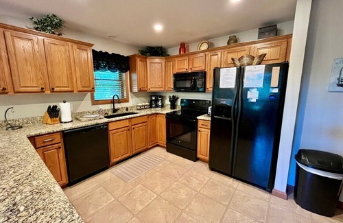Hidden Valley House | 🐾 🏊‍♀️ Pet-Friendly w/Pool Access, Fire Pit, Game Room & Outdoor Fun 🔥🎾