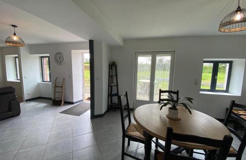 La Pellerine House | Petite maison dans la prairie