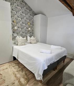 Faubourg North Apartment | Petite Merveille sous les toits