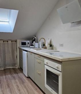 Faubourg North Apartment | Petite Merveille sous les toits