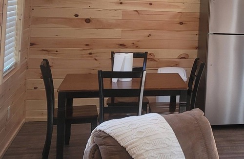Genoa Cabin | Petite Piney Paradise in Texarkana, AR.nNew Cabin, Secluded, Cozy and Relaxing