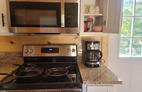 Genoa Cabin | Petite Piney Paradise in Texarkana, AR.nNew Cabin, Secluded, Cozy and Relaxing