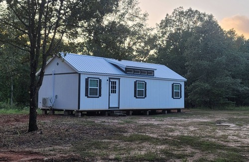 Genoa Cabin | Petite Piney Paradise in Texarkana, AR.nNew Cabin, Secluded, Cozy and Relaxing