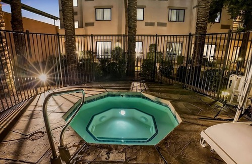 Chandler Apartment | Pets are Allowed HERE! Family-friendly Accommodation, Outdoor Pool & Sun Terrace