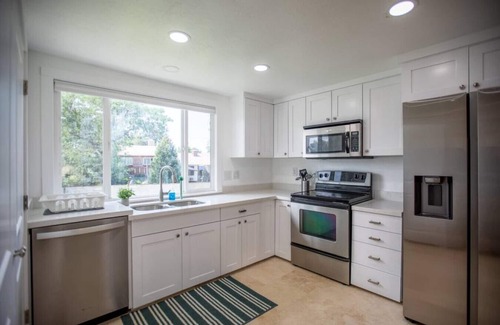 White City Apartment | PETS|Long Stays|Modern 3BD Relaxation Home