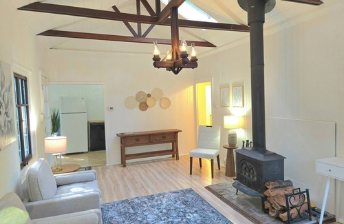 Boulder Creek Cottage | Pets welcome and no check-out chores at Redwood Grove Retreat!