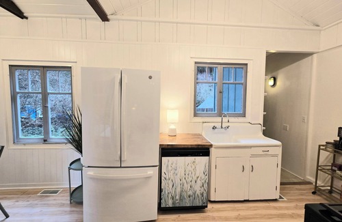 Boulder Creek Cottage | Pets welcome and no check-out chores at Redwood Grove Retreat!
