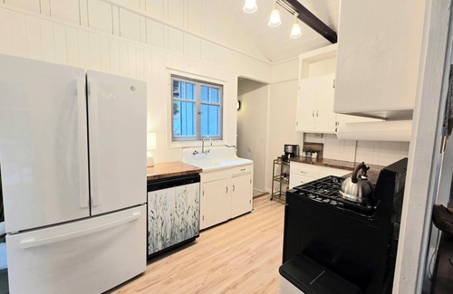 Boulder Creek Cottage | Pets welcome and no check-out chores at Redwood Grove Retreat!