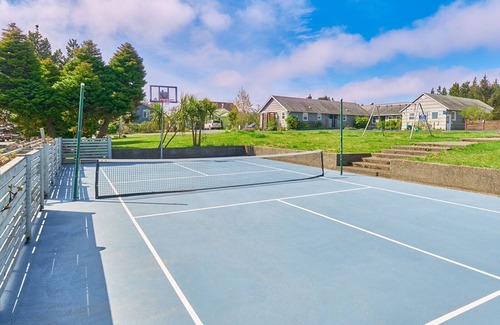 Long Beach House | PICKLEBALL! Walk to Beach, Fireplace, BBQ (ANC#9)