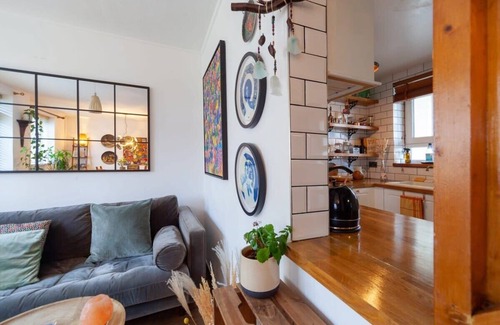 Homerton Apartment | Picturesque Maisonette in the Heart of Hackney
