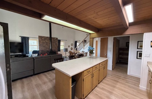 Newland Cabin | Piece of The Mountain! Charming cabin your perfect mountain getaway!