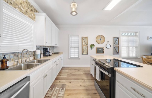 Lullwater Beach Cottage | Pier Park only 50 Steps to the beach! Pet friendly. Ocean View.