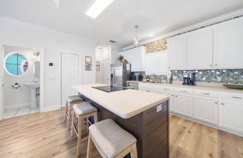 Lullwater Beach Cottage | Pier Park only 50 Steps to the beach! Pet friendly. Ocean View.