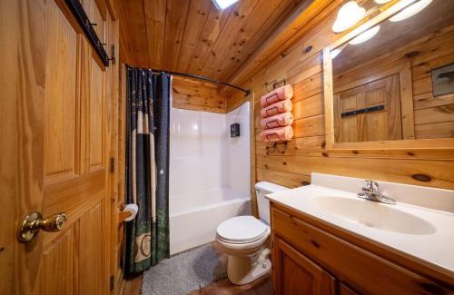 Pigeon Forge House | Pigeon Forge Cabin Stay W Relaxing Hot Tub & View